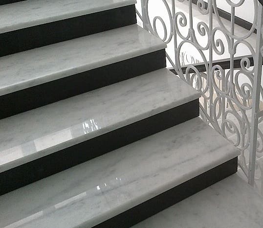Комбинированная мраморная лестница